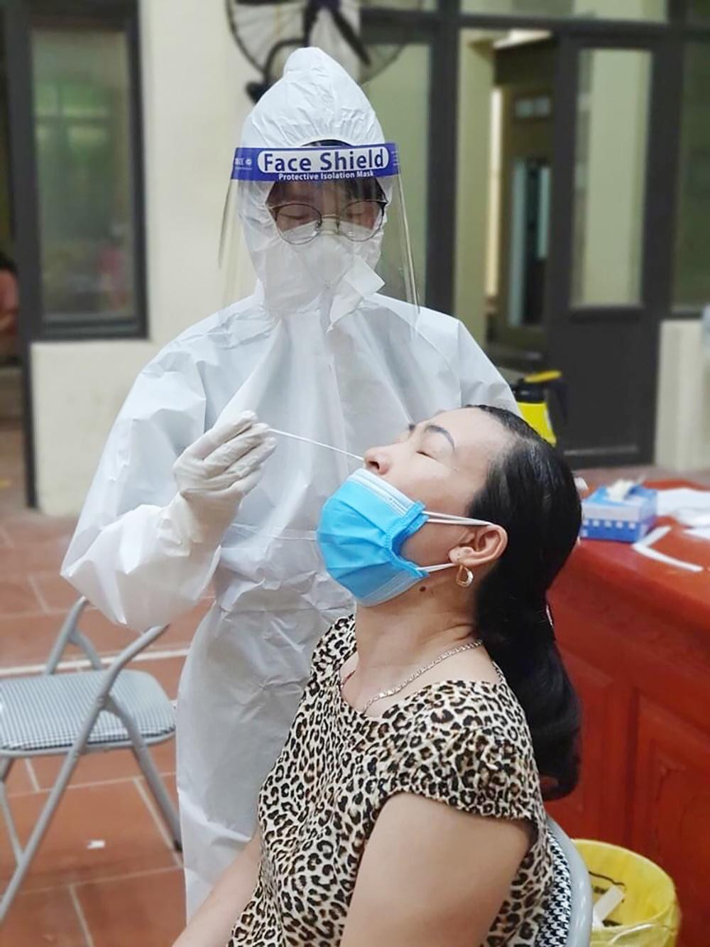 Hằng ngày, nhiệm vụ của Mai là thực hiện lấy mẫu xét nghiệm.