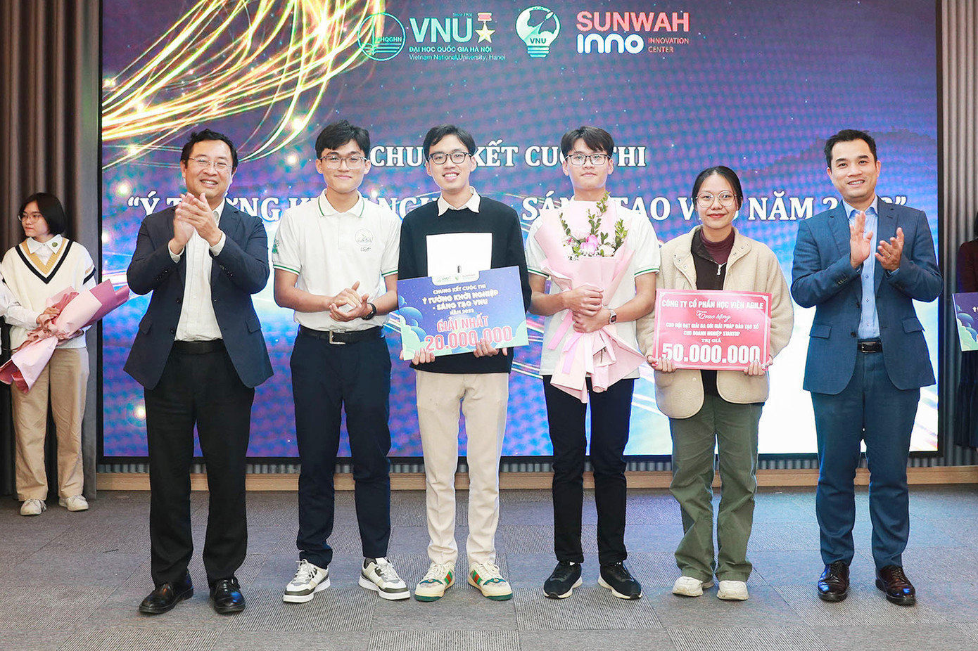 Đội CitrusEyes (trường ĐH Công nghệ) đã chiến thắng và giành ngôi vị Quán quân của cuộc thi với dự án “Giải pháp theo dõi, quản lý sản lượng và sức khoẻ của cây ăn quả có múi bằng thiết bị bay không người lái”. Đội CitrusEyes (trường ĐH Công nghệ) đã chiến thắng và giành ngôi vị Quán quân của cuộc thi với dự án “Giải pháp theo dõi, quản lý sản lượng và sức khoẻ của cây ăn quả có múi bằng thiết bị bay không người lái”.