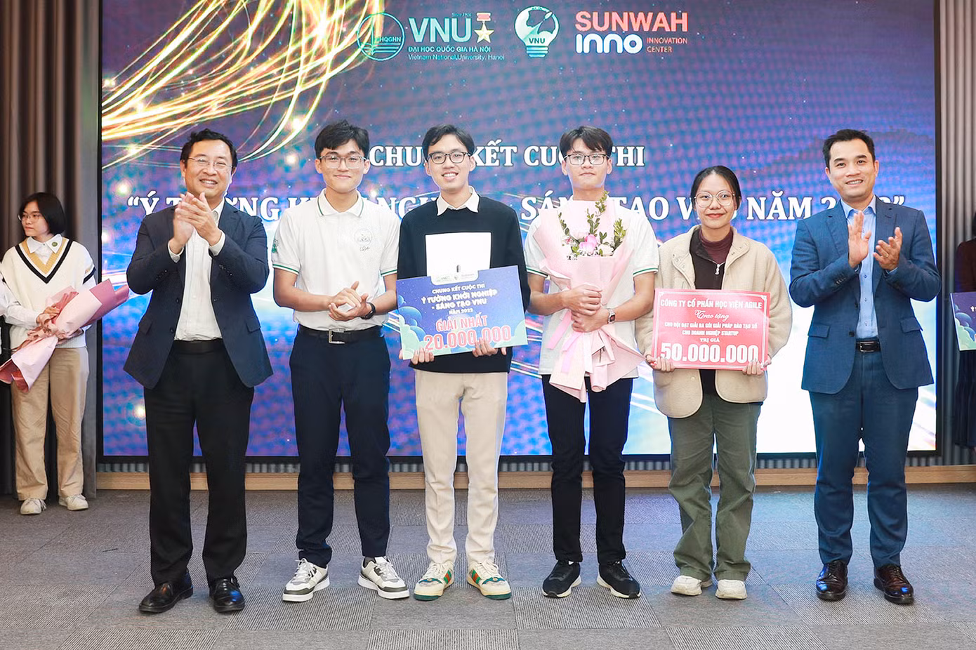 Đội CitrusEyes (trường ĐH Công nghệ) đã chiến thắng và giành ngôi vị Quán quân của cuộc thi với dự án “Giải pháp theo dõi, quản lý sản lượng và sức khoẻ của cây ăn quả có múi bằng thiết bị bay không người lái”.