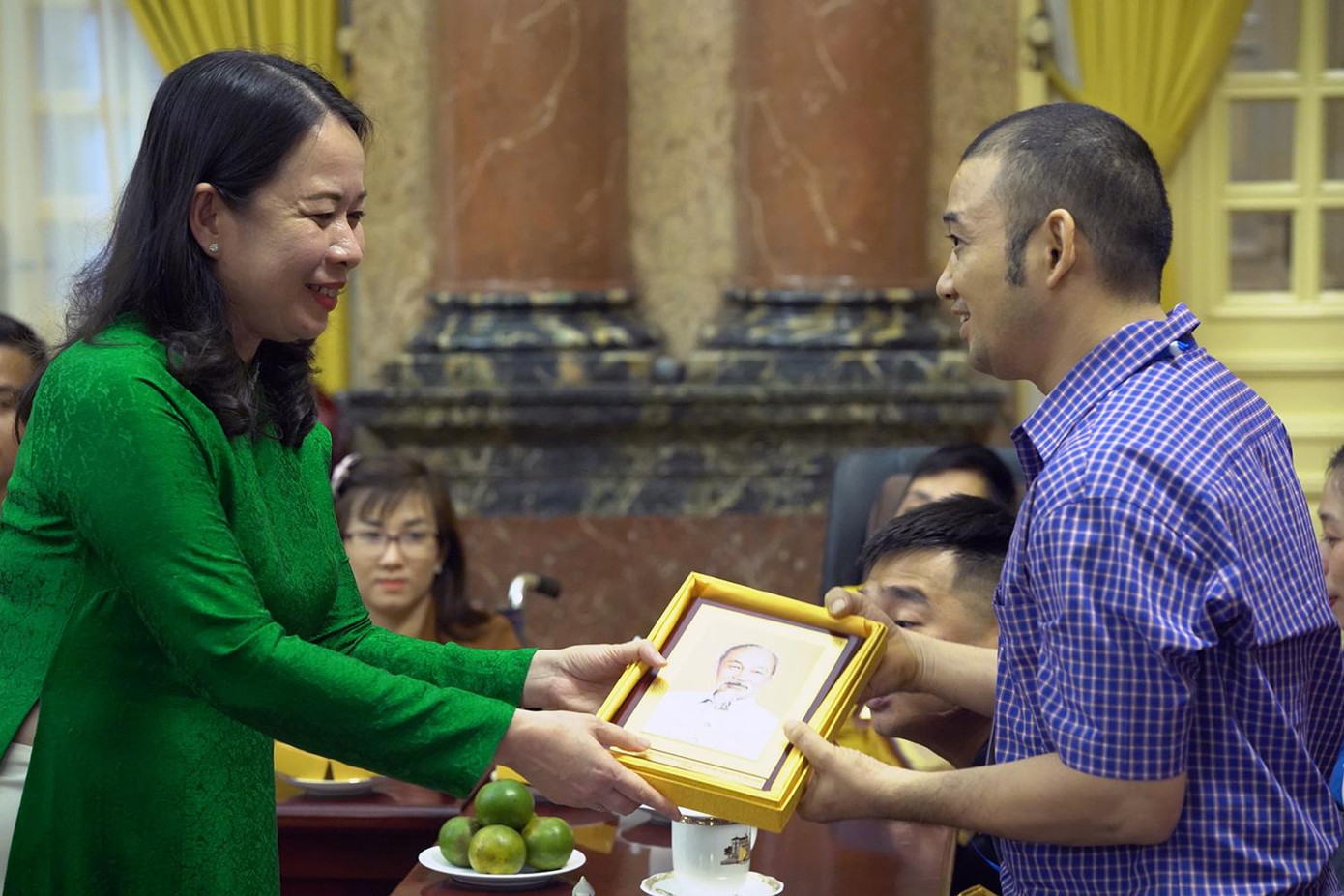 Phó Chủ tịch nước Võ Thị Ánh Xuân tặng quà các đại biểu. Phó Chủ tịch nước Võ Thị Ánh Xuân tặng quà các đại biểu.