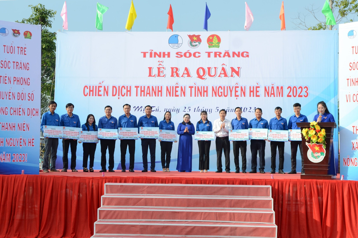 Tỉnh ủy, Ủy ban MTTQ Việt Nam tỉnh đã trao bảng tượng trưng tặng 20 căn nhà đại đoàn kết cho đoàn viên, thanh niên có hoàn cảnh khó khăn về nhà ở trên địa bàn tỉnh.