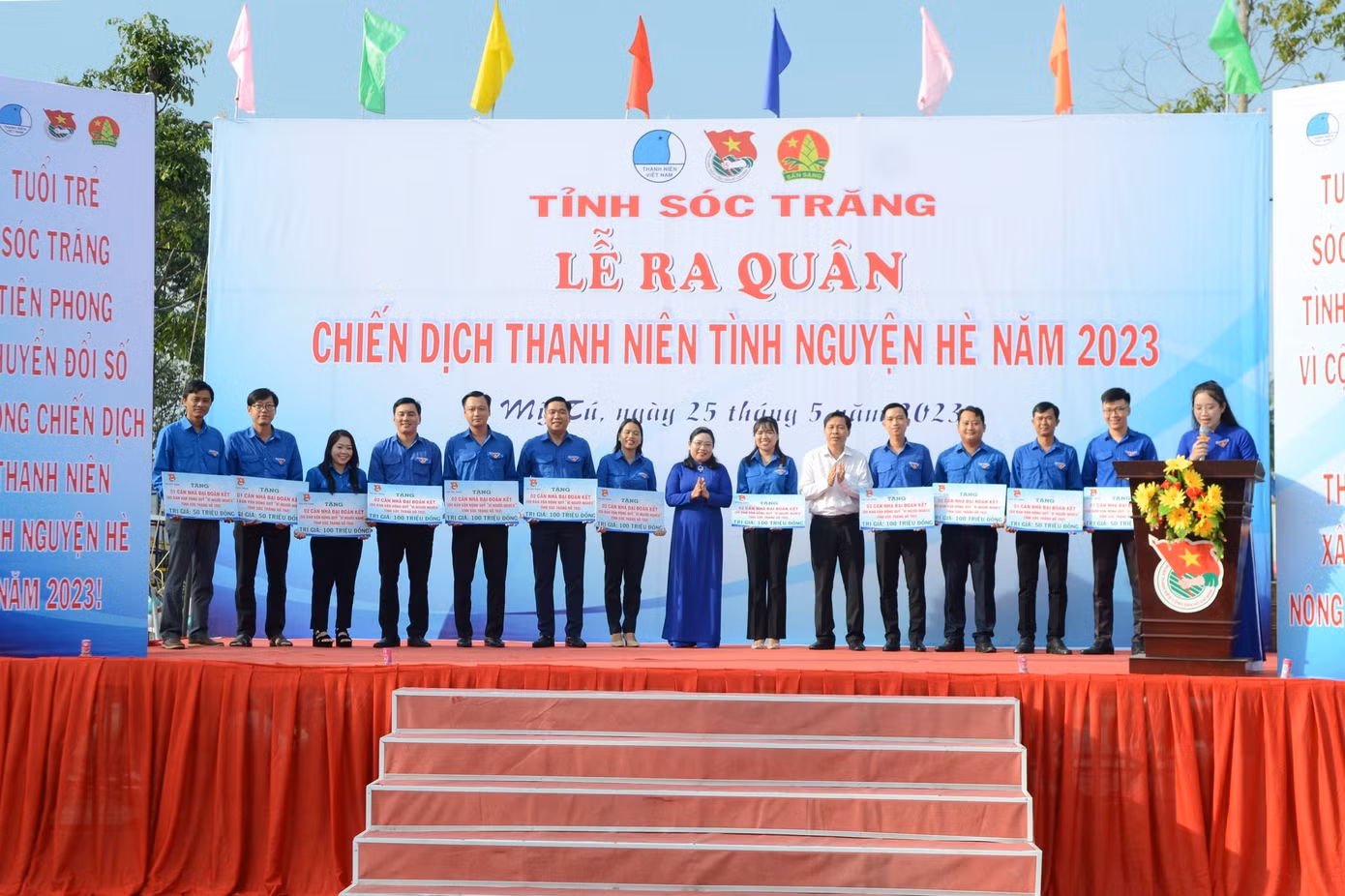 Tỉnh ủy, Ủy ban MTTQ Việt Nam tỉnh đã trao bảng tượng trưng tặng 20 căn nhà đại đoàn kết cho đoàn viên, thanh niên có hoàn cảnh khó khăn về nhà ở trên địa bàn tỉnh. Tỉnh ủy, Ủy ban MTTQ Việt Nam tỉnh đã trao bảng tượng trưng tặng 20 căn nhà đại đoàn kết cho đoàn viên, thanh niên có hoàn cảnh khó khăn về nhà ở trên địa bàn tỉnh.