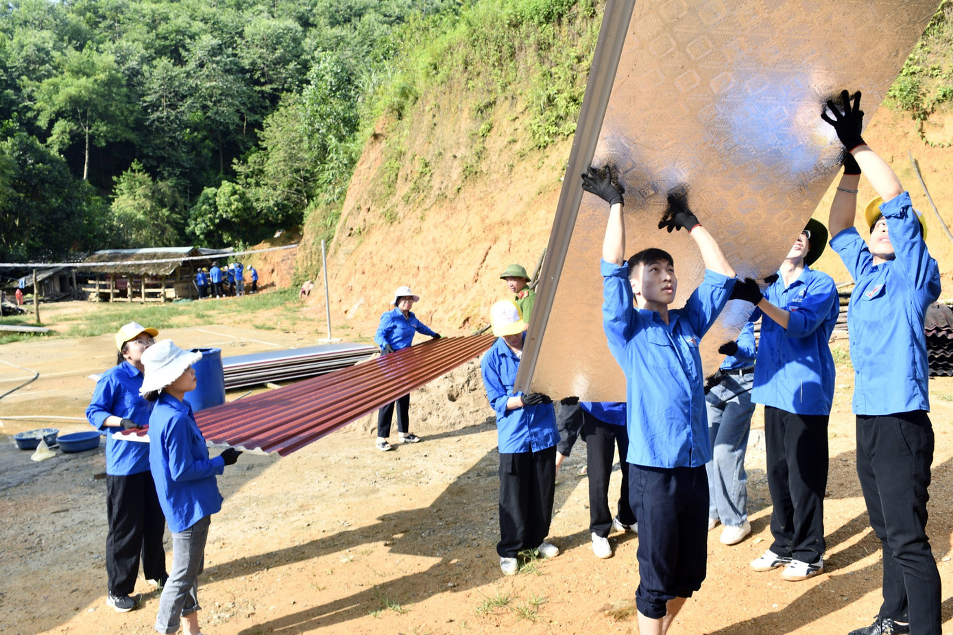 Nhiều hoạt động an sinh xã hội được tổ chức trong Chiến dịch 'Mùa Hè Xanh' năm 2024, do Đoàn Thanh niên, Hội Sinh viên Học viện Ngân hàng.