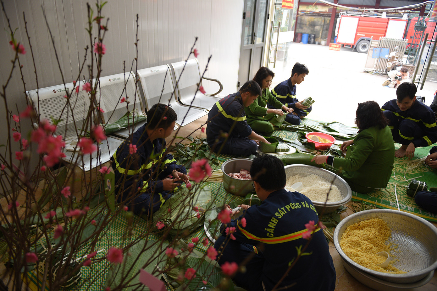 Nhân dịp đón Tết Quý Mão 2023, cán bộ chiến sĩ Đội Cảnh sát Phòng cháy chữa cháy và Cứu nạn cứu hộ quận Bắc Từ Liêm (TP. Hà Nội) tổ chức gói bánh chưng đón Tết. Nhân dịp đón Tết Quý Mão 2023, cán bộ chiến sĩ Đội Cảnh sát Phòng cháy chữa cháy và Cứu nạn cứu hộ quận Bắc Từ Liêm (TP. Hà Nội) tổ chức gói bánh chưng đón Tết.