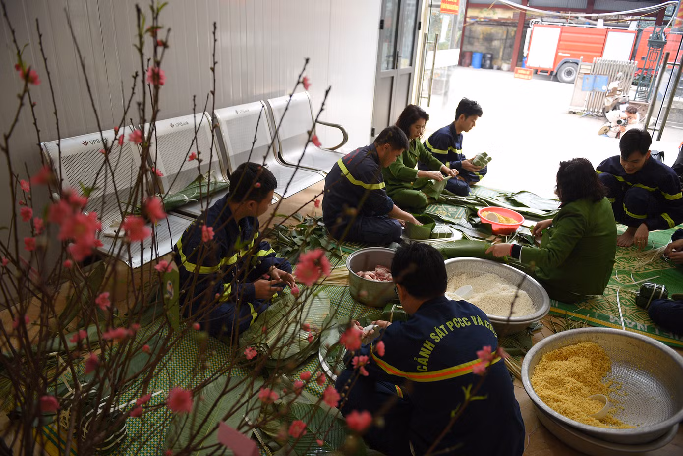 Nhân dịp đón Tết Quý Mão 2023, cán bộ chiến sĩ Đội Cảnh sát Phòng cháy chữa cháy và Cứu nạn cứu hộ quận Bắc Từ Liêm (TP. Hà Nội) tổ chức gói bánh chưng đón Tết.