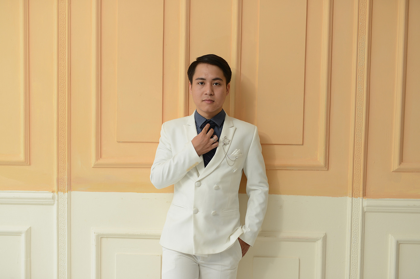 Lê Quang Minh, sinh ngày 14/2/1993 tại huyện Thanh Liêm, tỉnh Hà Nam, hiện là bác sĩ Khoa Nhi tại Bệnh viện Đa khoa huyện Gia Lâm. Anh đã có sáng kiến "Xây dựng phần mềm hỗ trợ công tác chăm sóc sơ sinh thiết yếu sớm và nuôi con bằng sữa mẹ" tại bệnh viện, được công nhận hiệu quả và khả năng nhân rộng cấp Thành phố. Minh đã có 4 đề tài và 3 sáng kiến cấp cơ sở, đồng thời giành Giải Nhất trong Hội thi Kỹ thuật sáng tạo trẻ ngành Y tế Hà Nội năm 2023, và được tặng Bằng khen của UBND TP. Hà Nội. Anh cũng tích cực tham gia các hoạt động thiện nguyện, hiến máu tình nguyện 29 lần, đồng thời là Đội trưởng đội “Màu áo xanh bệnh viện”, giúp đỡ bệnh nhân tại Bệnh viện Thanh Nhàn. Lê Quang Minh, sinh ngày 14/2/1993 tại huyện Thanh Liêm, tỉnh Hà Nam, hiện là bác sĩ Khoa Nhi tại Bệnh viện Đa khoa huyện Gia Lâm. Anh đã có sáng kiến "Xây dựng phần mềm hỗ trợ công tác chăm sóc sơ sinh thiết yếu sớm và nuôi con bằng sữa mẹ" tại bệnh viện, được công nhận hiệu quả và khả năng nhân rộng cấp Thành phố. Minh đã có 4 đề tài và 3 sáng kiến cấp cơ sở, đồng thời giành Giải Nhất trong Hội thi Kỹ thuật sáng tạo trẻ ngành Y tế Hà Nội năm 2023, và được tặng Bằng khen của UBND TP. Hà Nội. Anh cũng tích cực tham gia các hoạt động thiện nguyện, hiến máu tình nguyện 29 lần, đồng thời là Đội trưởng đội “Màu áo xanh bệnh viện”, giúp đỡ bệnh nhân tại Bệnh viện Thanh Nhàn.