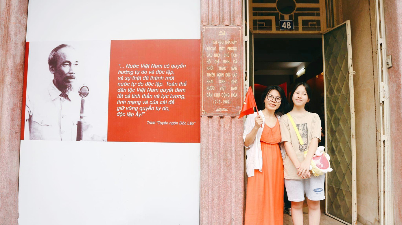 Giới trẻ rủ nhau check-in với cờ đỏ sao vàng tại nơi Bác Hồ viết bản Tuyên ngôn độc lập. Giới trẻ rủ nhau check-in với cờ đỏ sao vàng tại nơi Bác Hồ viết bản Tuyên ngôn độc lập.