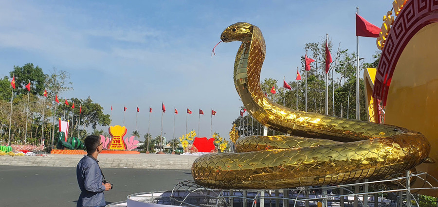 Theo thiết kế, tính từ đế đỡ toàn cụm linh vật cao 3,5m, riêng rắn từ phần bụng lên chóp đầu cao 2,3m. Theo thiết kế, tính từ đế đỡ toàn cụm linh vật cao 3,5m, riêng rắn từ phần bụng lên chóp đầu cao 2,3m.