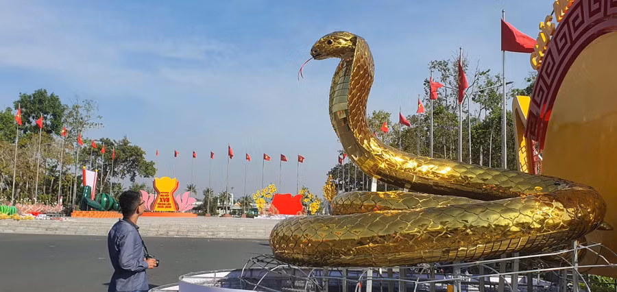 Theo thiết kế, tính từ đế đỡ toàn cụm linh vật cao 3,5m, riêng rắn từ phần bụng lên chóp đầu cao 2,3m. Theo thiết kế, tính từ đế đỡ toàn cụm linh vật cao 3,5m, riêng rắn từ phần bụng lên chóp đầu cao 2,3m.