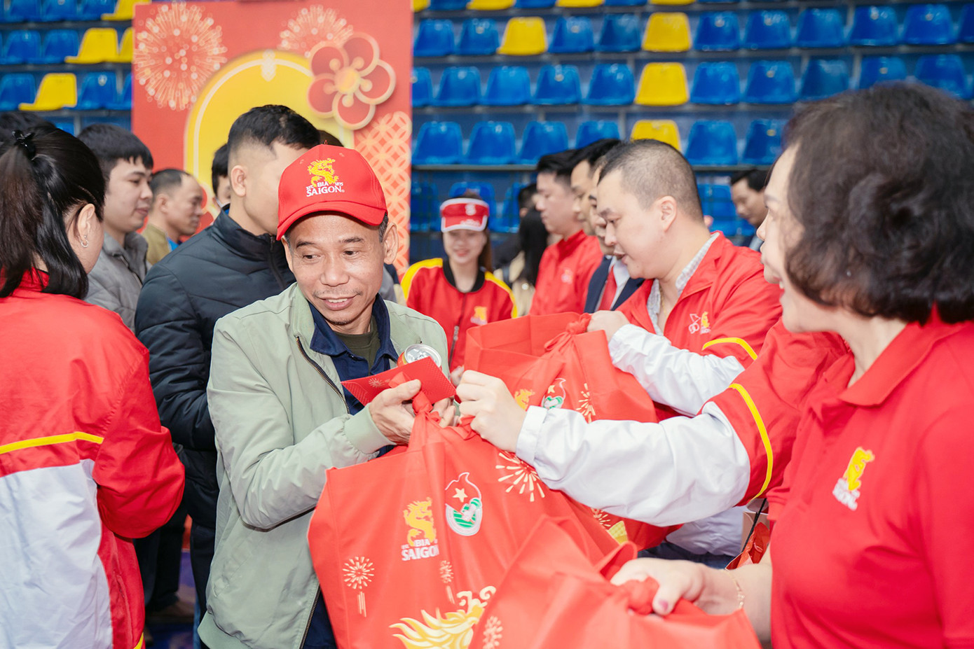 Người thụ hưởng vui mừng mang túi quà Tết về nhà. Người thụ hưởng vui mừng mang túi quà Tết về nhà.