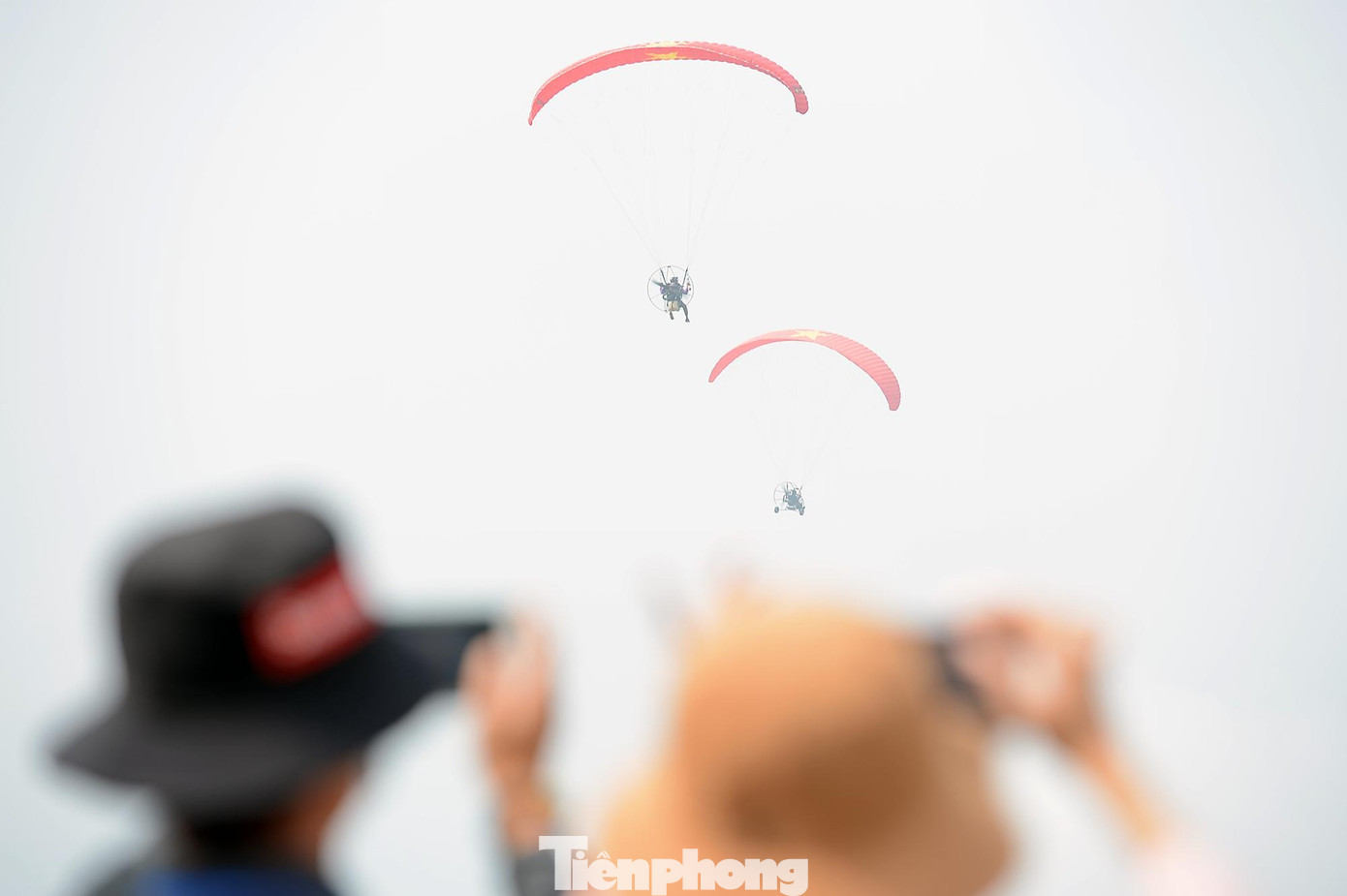 Dù lượn là một môn thể thao mạo hiểm, mới lạ có sức cuốn hút mạnh mẽ bởi niềm đam mê chinh phục bầu trời và nhất là được ngắm thị trấn Tam Đường (Lai Châu) từ góc nhìn trên cao. Dù lượn là một môn thể thao mạo hiểm, mới lạ có sức cuốn hút mạnh mẽ bởi niềm đam mê chinh phục bầu trời và nhất là được ngắm thị trấn Tam Đường (Lai Châu) từ góc nhìn trên cao.