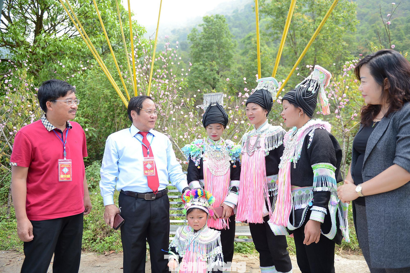 Ông Tống Thanh Hải, Phó Chủ tịch thường trực UBND tỉnh Lai Châu cùng lãnh đạo huyện Tam Đường trò chuyện cùng bà con dân bản nơi diễn ra giải đấu. Ông Tống Thanh Hải, Phó Chủ tịch thường trực UBND tỉnh Lai Châu cùng lãnh đạo huyện Tam Đường trò chuyện cùng bà con dân bản nơi diễn ra giải đấu.