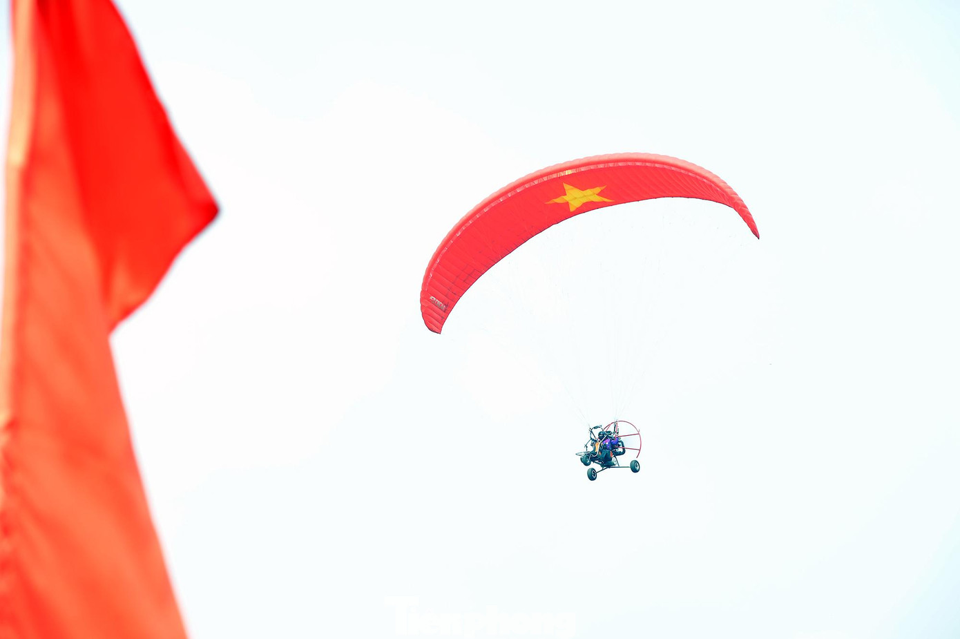 Các phi công bay dù lượn gắn động cơ trong lễ khai mạc. Các phi công bay dù lượn gắn động cơ trong lễ khai mạc.