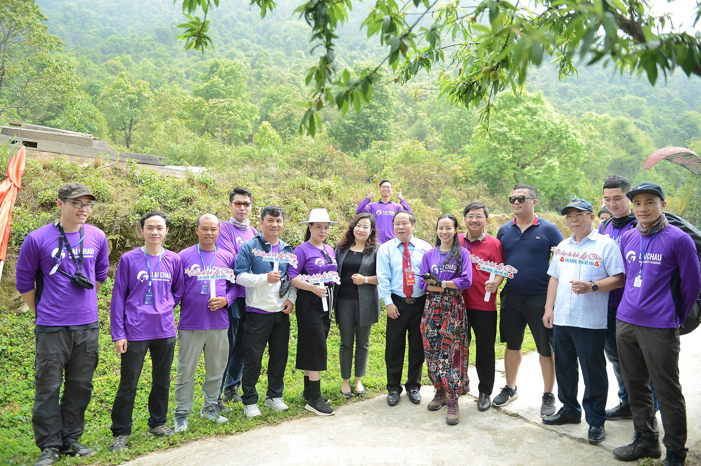 Các vận động viên cùng lãnh đạo UBND tỉnh Lai Châu tại Giải dù lượn đường trường Putaleng quốc tế mở rộng lần thứ 3. Các vận động viên cùng lãnh đạo UBND tỉnh Lai Châu tại Giải dù lượn đường trường Putaleng quốc tế mở rộng lần thứ 3.