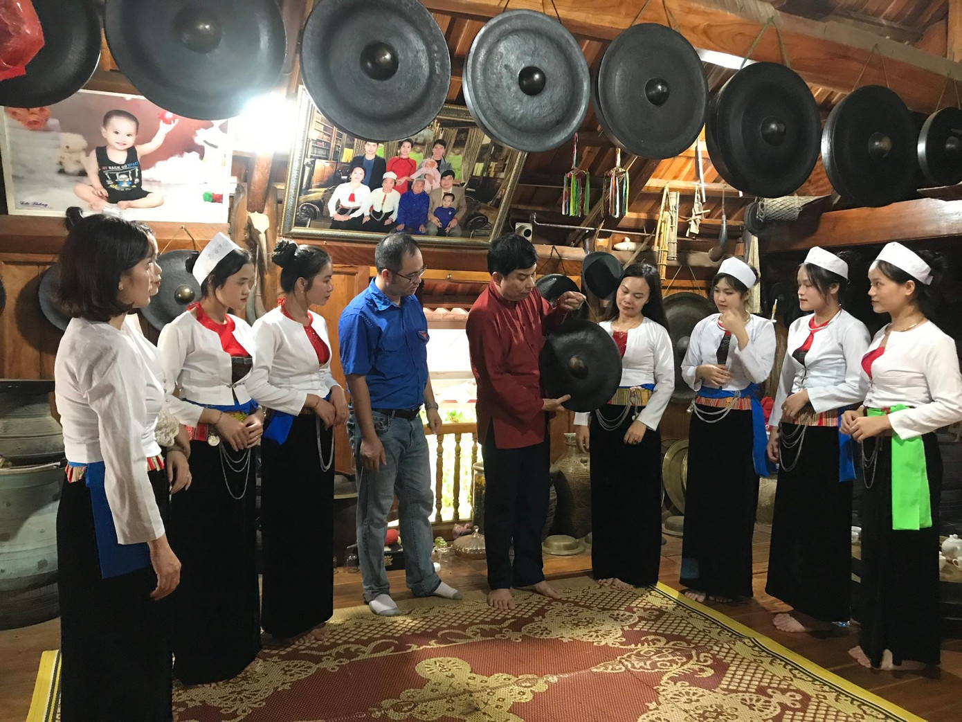 Thầy giáo Hùng luôn chú trọng tổ chức các buổi sinh hoạt câu lạc bộ.