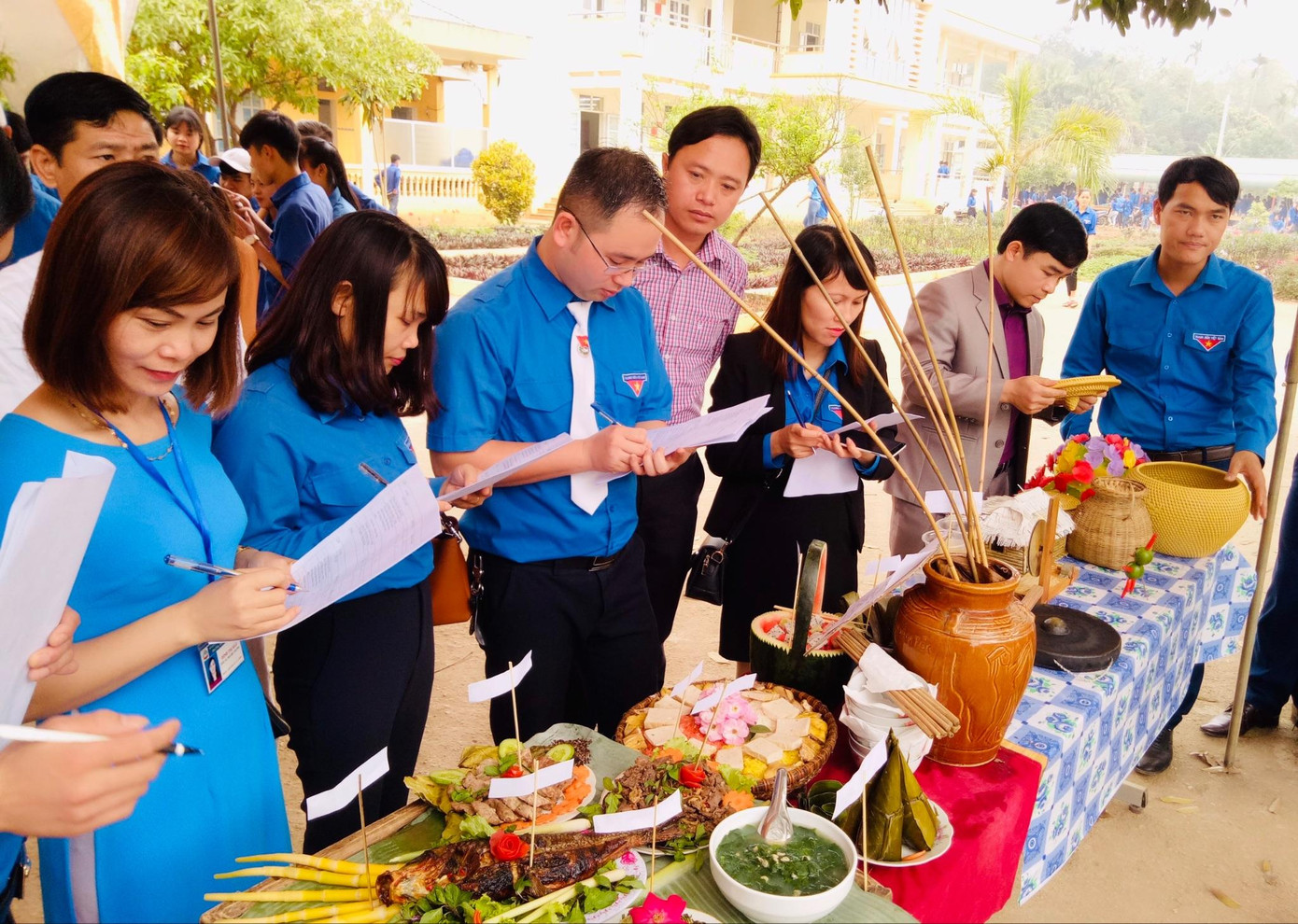 Thầy giáo Nguyễn Tuấn Hùng muốn góp phần nhỏ bé của mình để đưa con chữ về với bản làng.