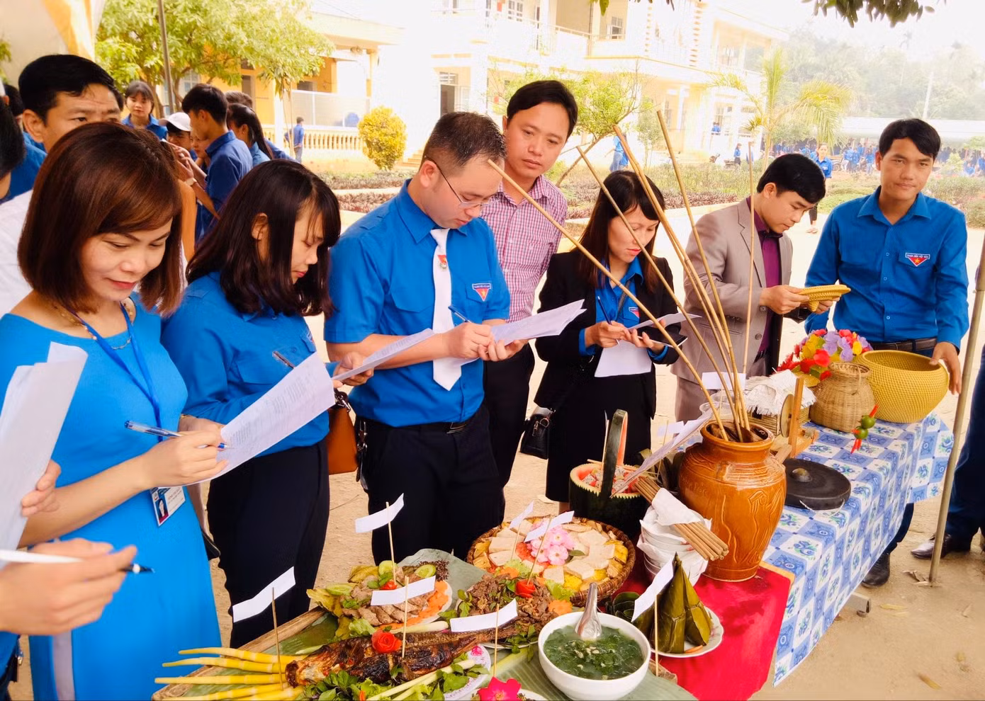 Thầy giáo Nguyễn Tuấn Hùng muốn góp phần nhỏ bé của mình để đưa con chữ về với bản làng.