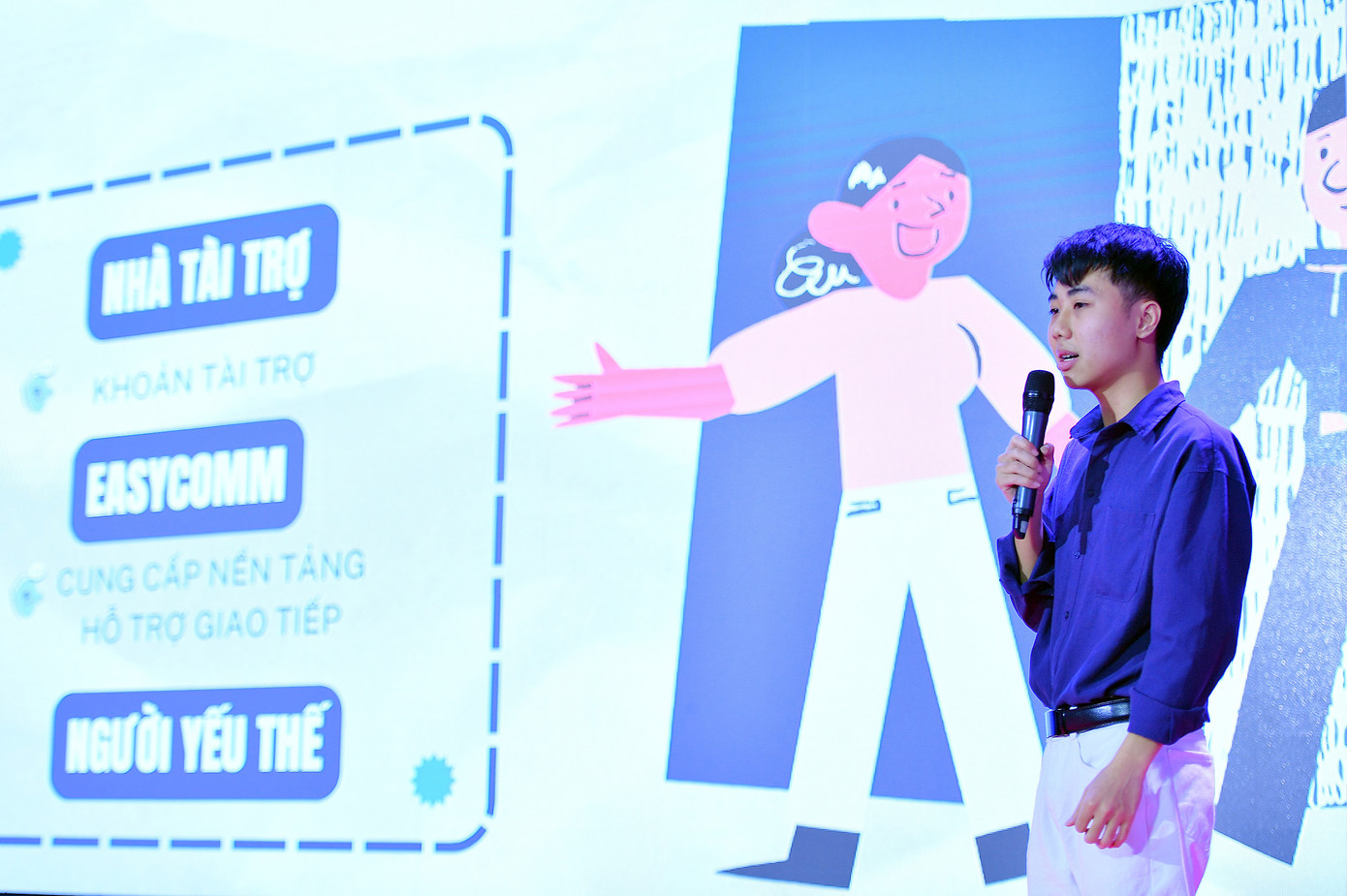 Ngô Duy Đông, đại diện nhóm trình bày tại cuộc thi. Ngô Duy Đông, đại diện nhóm trình bày tại cuộc thi.