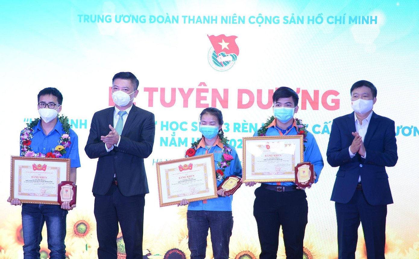 Các học sinh nhận phần thưởng Học sinh 3 rèn luyện tại điểm cầu Hà Nội. Ảnh: DƯƠNG TRIỀU Các học sinh nhận phần thưởng Học sinh 3 rèn luyện tại điểm cầu Hà Nội. Ảnh: DƯƠNG TRIỀU