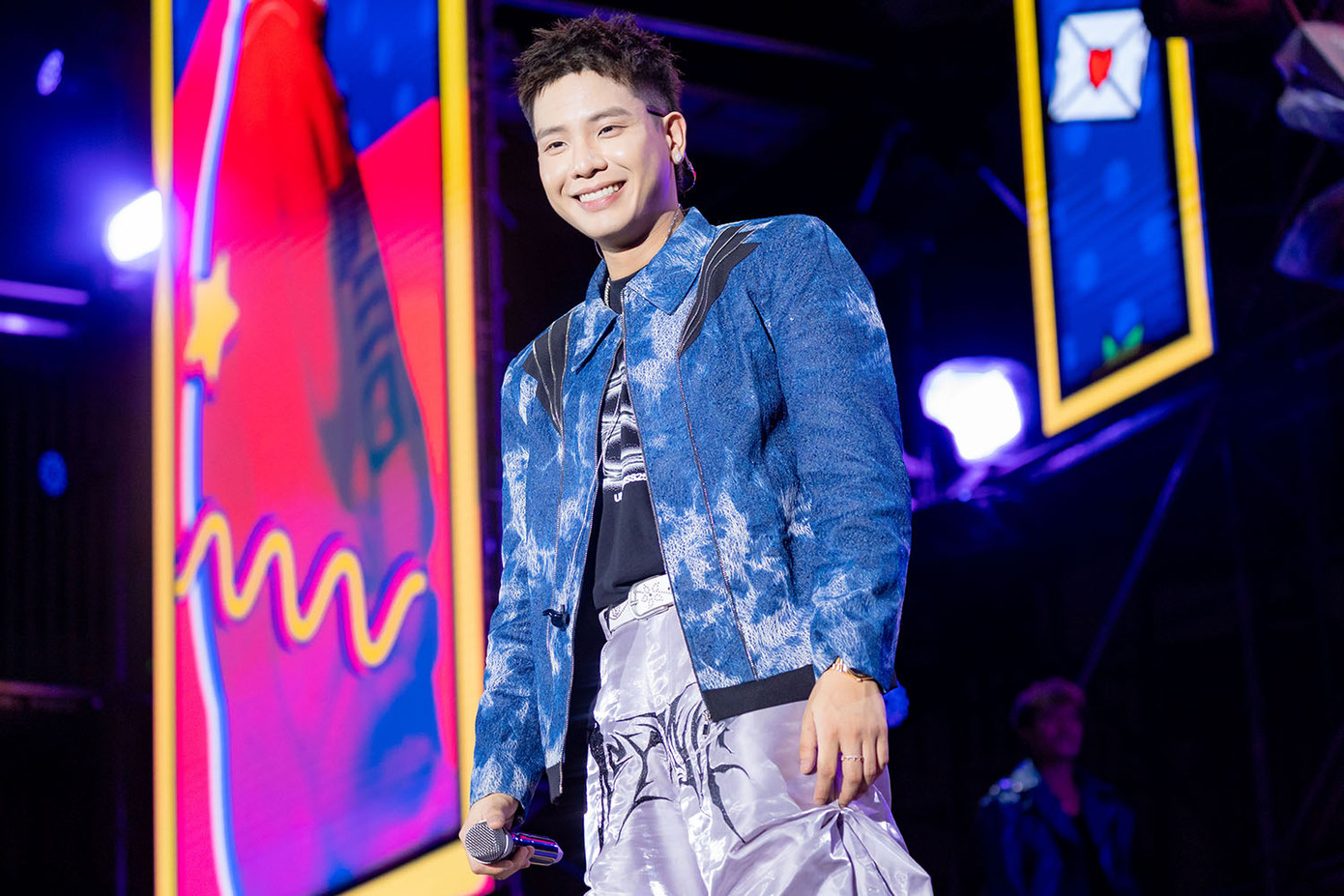 Nam ca sĩ điển trai Quân A.P đốn tim khán giả với loạt bản hit tại đêm nhạc.