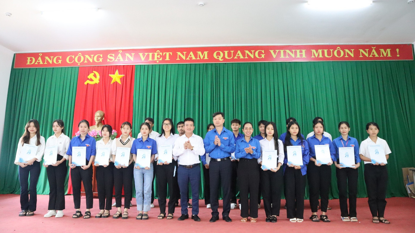 Thay mặt T.Ư Đoàn, T.Ư Hội Sinh viên, anh Nguyễn Minh Triết - Bí thư T.Ư Đoàn, Chủ tịch T.Ư Hội Sinh viên Việt Nam đã trao 20 suất học bổng cho các bạn sinh viên có hoàn cảnh khó khăn của tỉnh Đắk Lắk. Thay mặt T.Ư Đoàn, T.Ư Hội Sinh viên, anh Nguyễn Minh Triết - Bí thư T.Ư Đoàn, Chủ tịch T.Ư Hội Sinh viên Việt Nam đã trao 20 suất học bổng cho các bạn sinh viên có hoàn cảnh khó khăn của tỉnh Đắk Lắk.