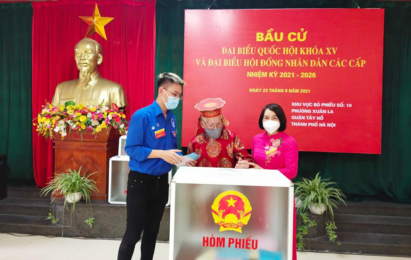 Hỗ trợ người già, tàn tật tham gia bỏ phiếu bầu Đại biểu Hội đồng Nhân dân các cấp.