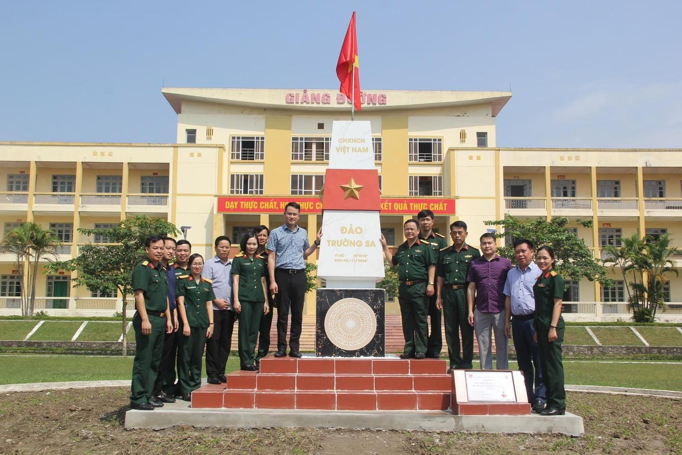 Công trình Thanh niên “Cột mốc Trường Sa” tại trường Quân sự Quân khu 2 (Vĩnh Phúc).