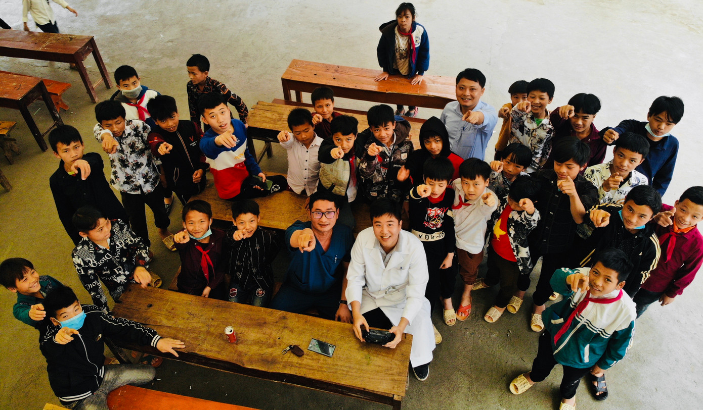 BS Đỗ Doãn Bách cùng các em nhỏ trong một chuyến công tác khám chữa bệnh tình nguyện.