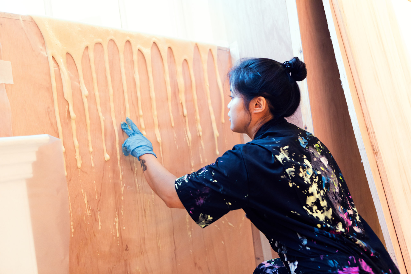 Lam đang sáng tạo một tác phẩm mới. (Ảnh: Benjamin Youd)