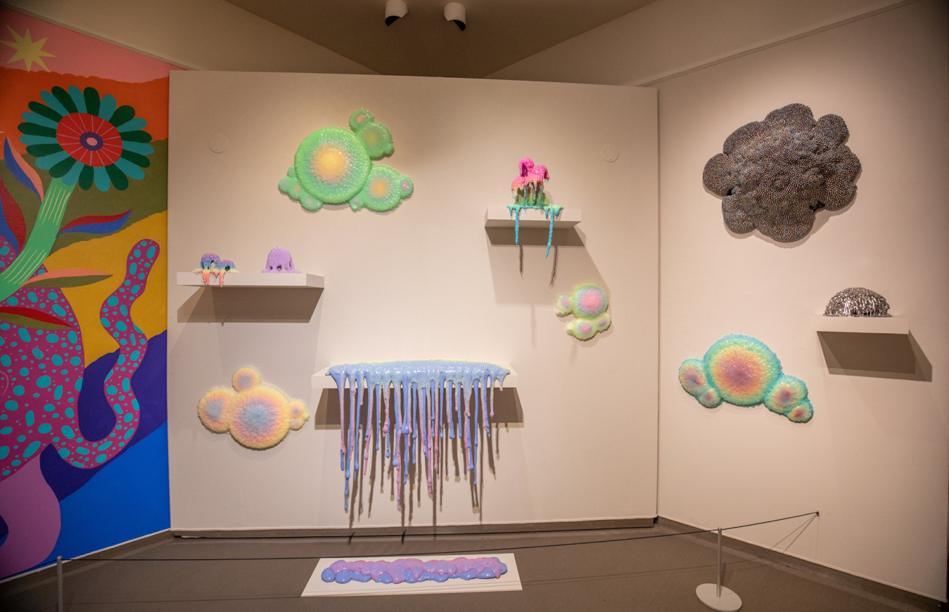 Những tác phẩm trong triển lãm “Vượt thực tại” của Lam. (Ảnh: South China Morning Post)