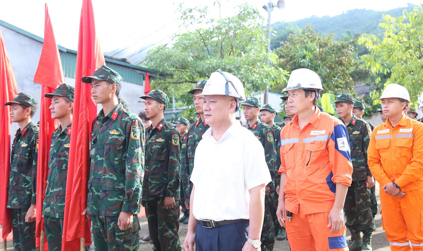 Phát động đợt thi đua cao điểm tình nguyện hỗ trợ thi công Dự án đường dây 500kV Lào Cai – Vĩnh Yên. Phát động đợt thi đua cao điểm tình nguyện hỗ trợ thi công Dự án đường dây 500kV Lào Cai – Vĩnh Yên.