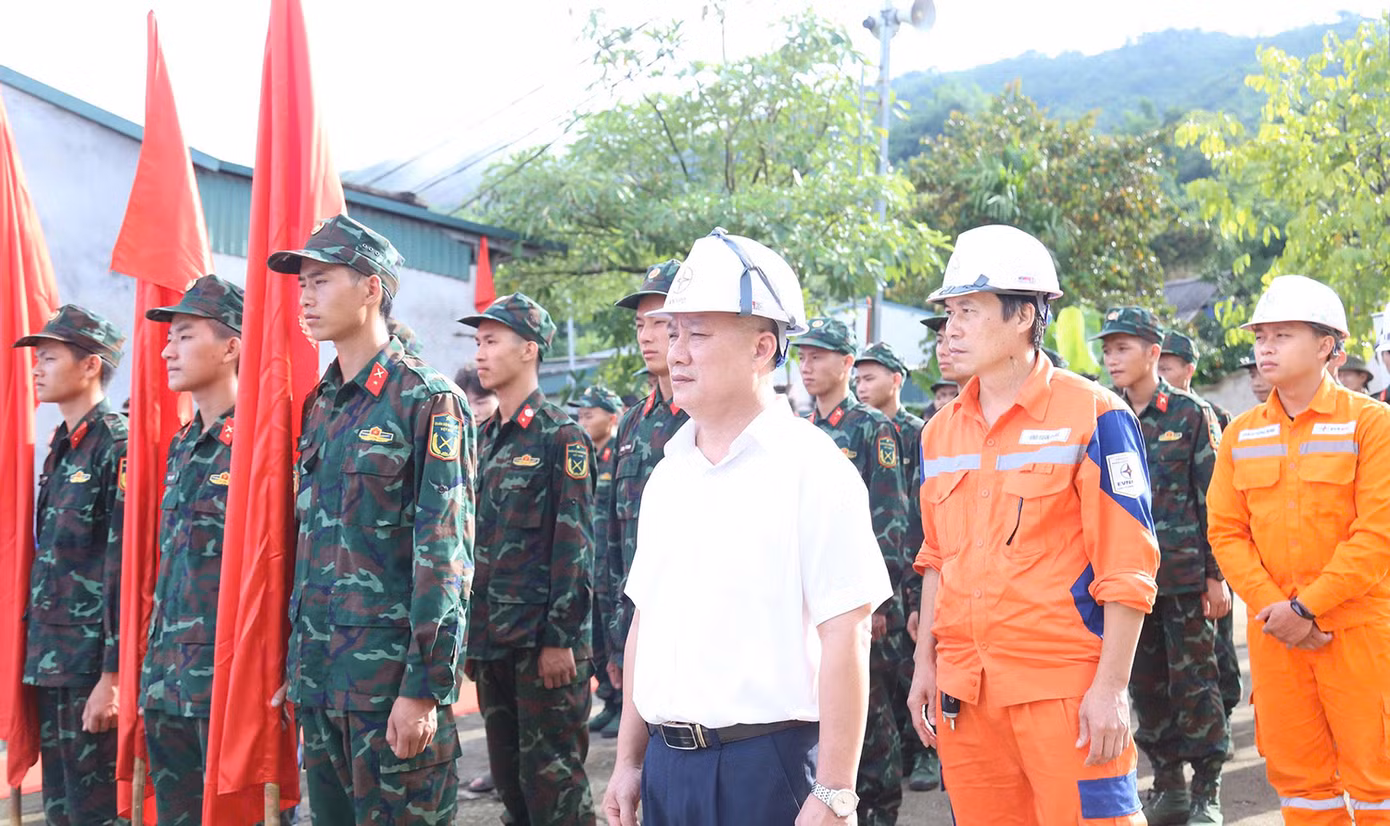 Phát động đợt thi đua cao điểm tình nguyện hỗ trợ thi công Dự án đường dây 500kV Lào Cai – Vĩnh Yên.