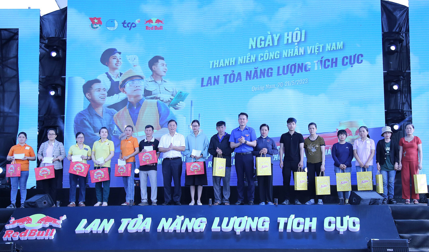 Ban Tổ chức tặng quà cho thanh niên công nhân có hoàn cảnh khó khăn. Ban Tổ chức tặng quà cho thanh niên công nhân có hoàn cảnh khó khăn.