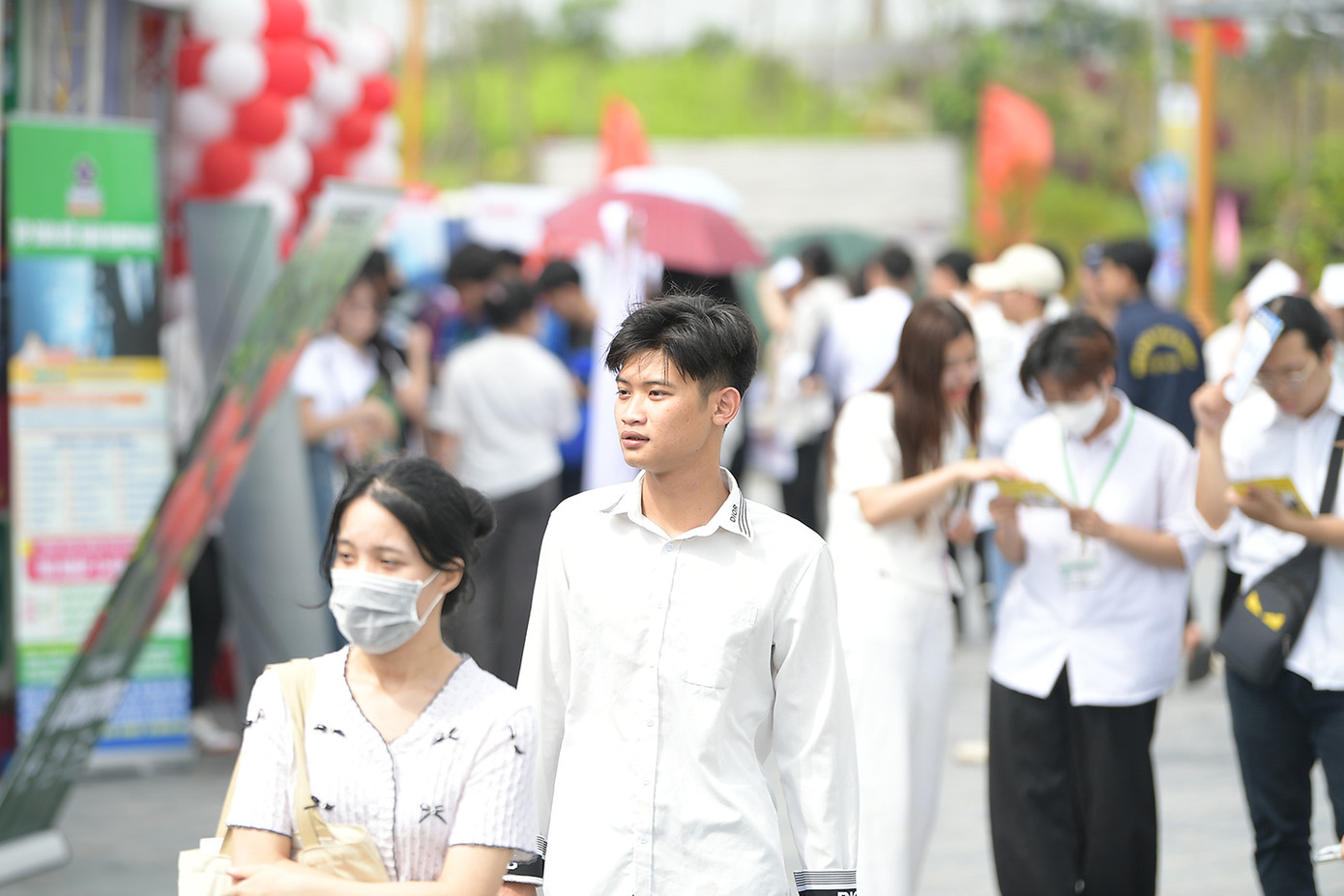 Sinh viên tìm hiểu cơ hội việc làm.