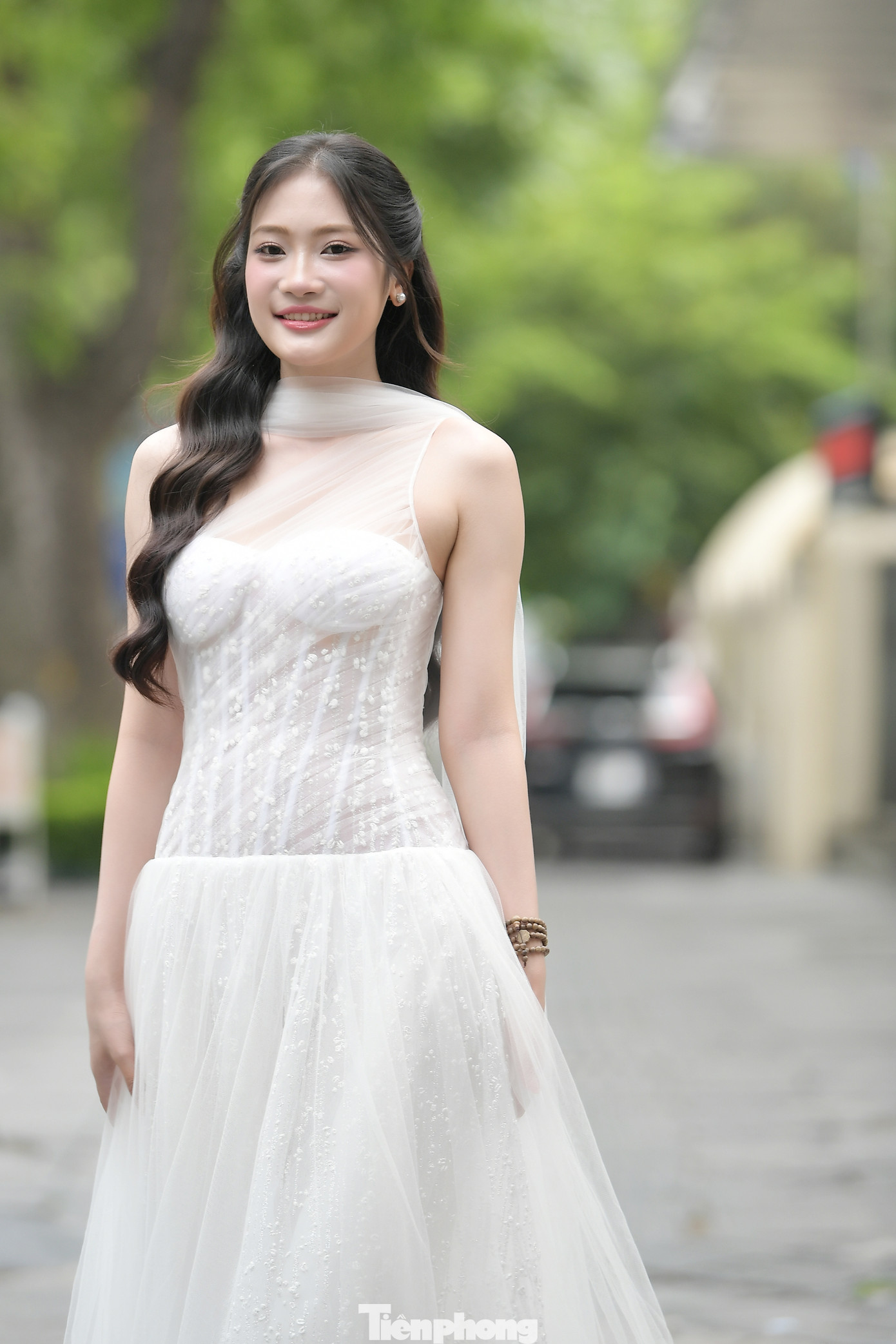 Ngoài ra, Hương Giang cho rằng nếu giành vương miện, hành trình của cô có nhiều điểm tương đồng với đàn chị Đỗ Thị Hà. "Chúng tôi cùng sinh ra tại vùng quê nghèo ở Thanh Hóa, gia đình làm nông và tuổi thơ phụ giúp bố mẹ những công việc đồng áng. Tôi được nhận xét có đôi chân dài, thẳng giống chị Hà. Nếu tôi đăng quang, tôi muốn lan toả hình ảnh người con gái xứ Thanh dịu dàng, nhẹ nhàng", cô nói.