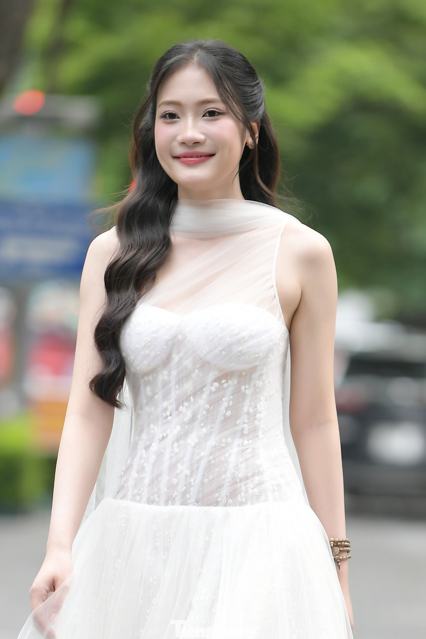 Ngoài ra, Hương Giang cho rằng nếu giành vương miện, hành trình của cô có nhiều điểm tương đồng với đàn chị Đỗ Thị Hà. "Chúng tôi cùng sinh ra tại vùng quê nghèo ở Thanh Hóa, gia đình làm nông và tuổi thơ phụ giúp bố mẹ những công việc đồng áng. Tôi được nhận xét có đôi chân dài, thẳng giống chị Hà. Nếu tôi đăng quang, tôi muốn lan toả hình ảnh người con gái xứ Thanh dịu dàng, nhẹ nhàng", cô nói.