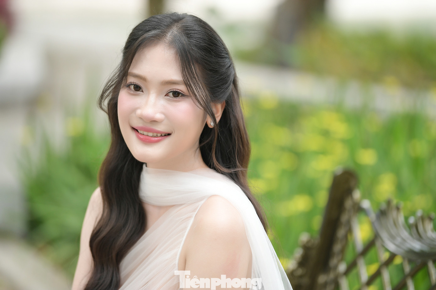 Phùng Thị Hương Giang sinh năm 2004, là sinh viên ngành Kinh doanh Quốc tế tại Đại học Greenwich. Cô gây ấn tượng với chiều cao 1,75 m và đôi chân thẳng tắp.