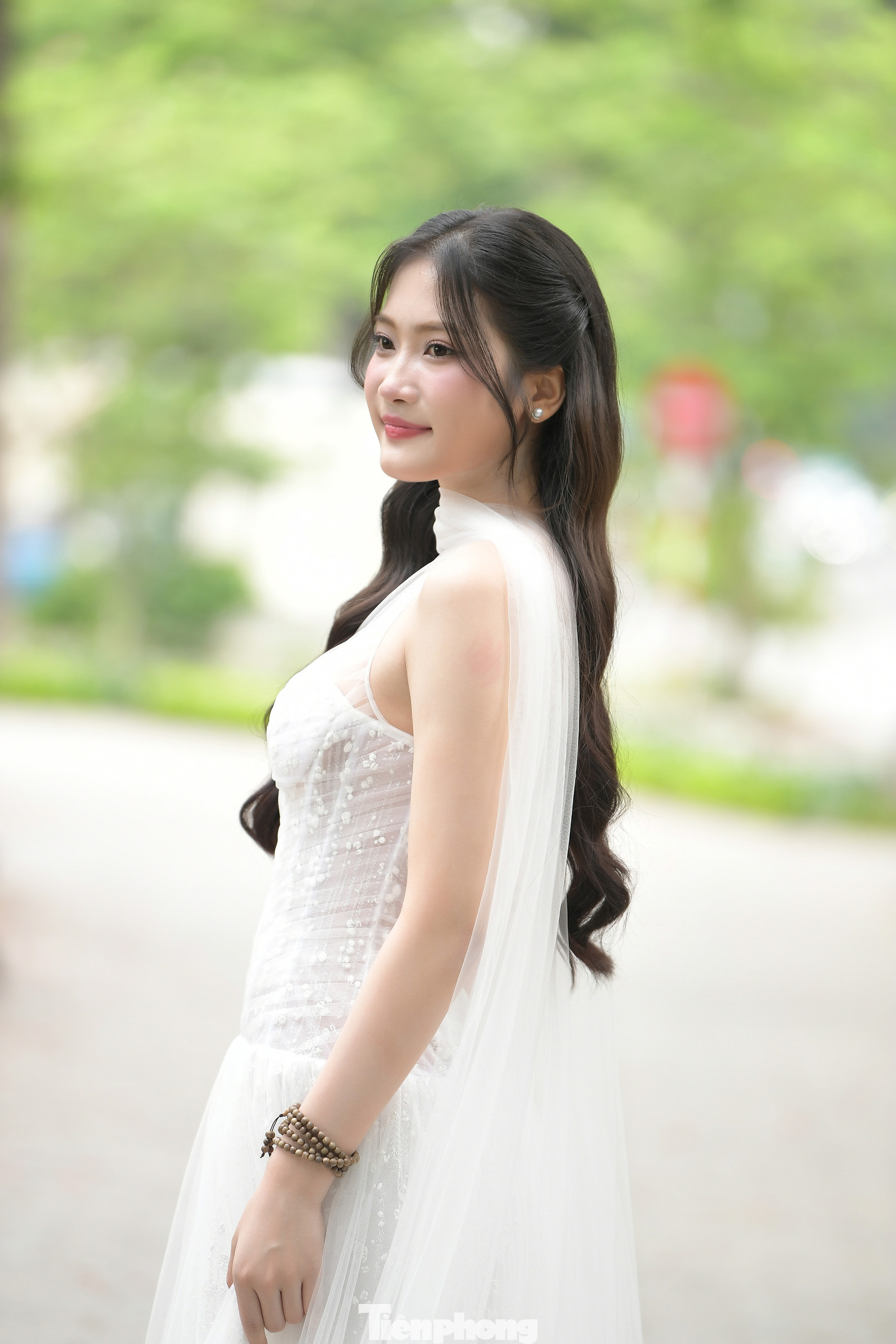 "Nếu đăng quang Hoa hậu Việt Nam 2024, điều đầu tiên tôi muốn làm là trở về quê nhà, giúp đỡ những hoàn cảnh khó khăn và dành toàn bộ tiền thưởng để thành lập quỹ học bổng cho các em học sinh nghèo có điều kiện học tập", Hương Giang nói.