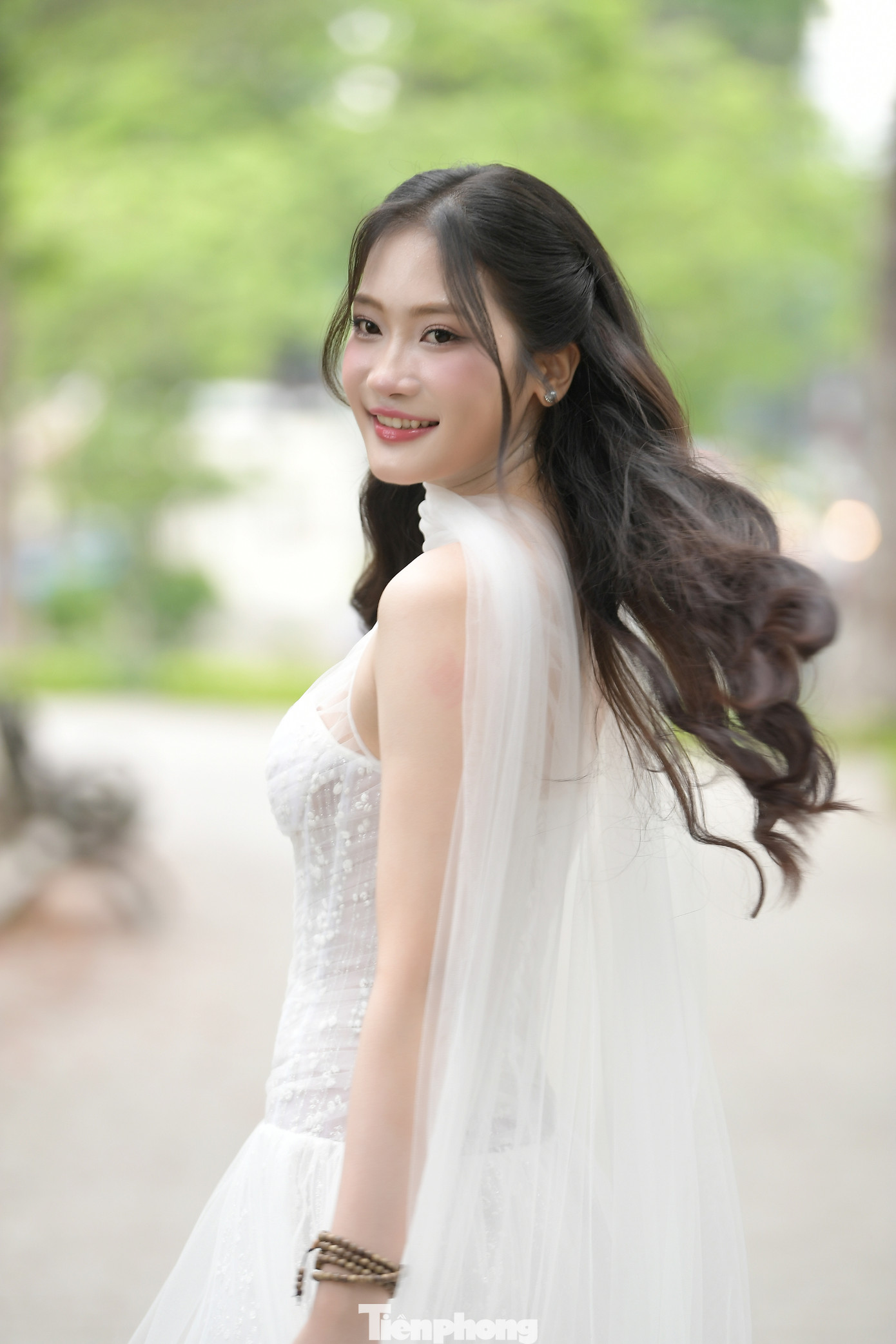 "Nếu đăng quang Hoa hậu Việt Nam 2024, điều đầu tiên tôi muốn làm là trở về quê nhà, giúp đỡ những hoàn cảnh khó khăn và dành toàn bộ tiền thưởng để thành lập quỹ học bổng cho các em học sinh nghèo có điều kiện học tập", Hương Giang nói.