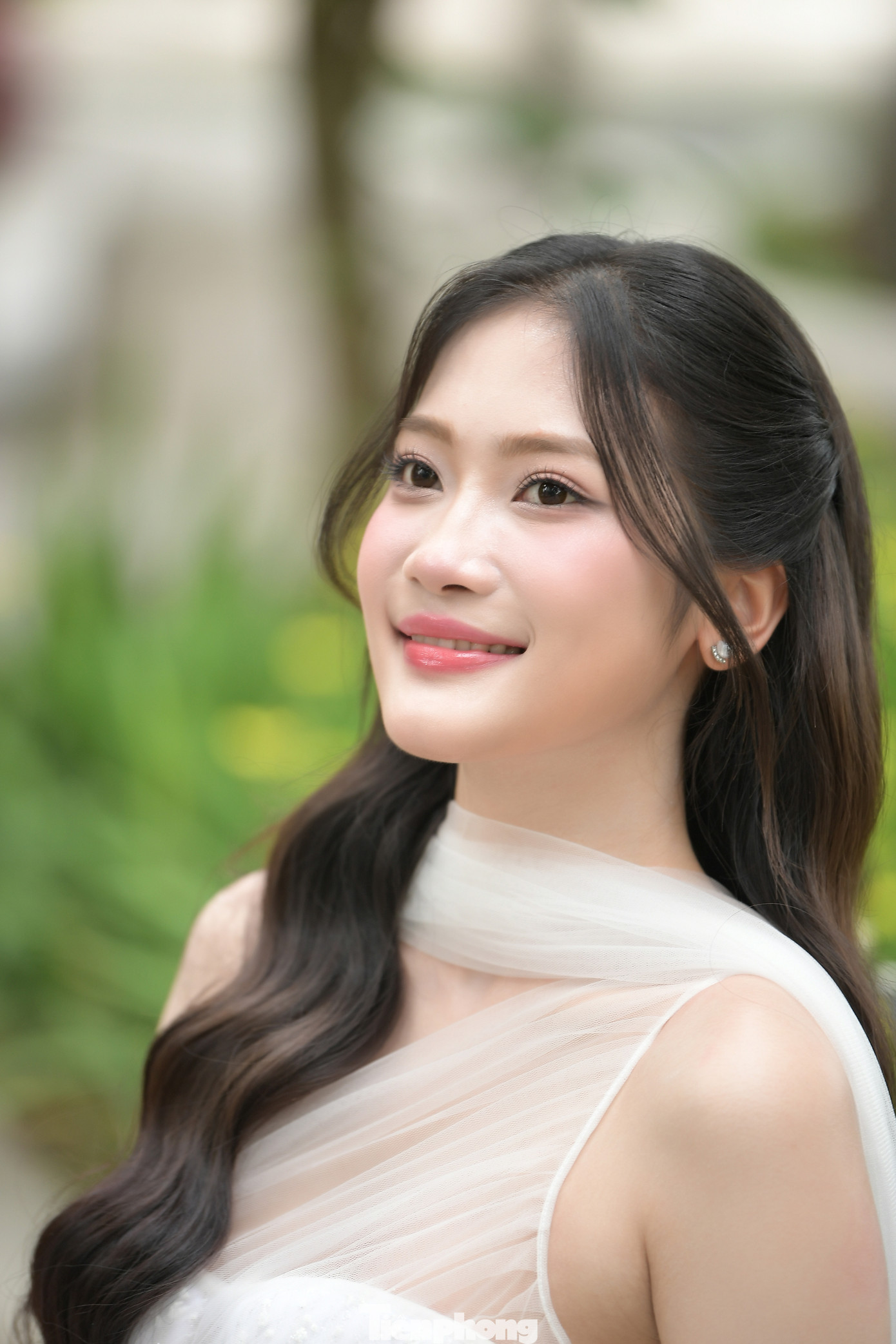 Hương Giang kể cô từng thực hiện nhiều dự án thiện nguyện như đồng hành cùng bệnh nhân ung thư tại Trung tâm chăm sóc giảm nhẹ, hỗ trợ trẻ em vùng cao đến trường và tài trợ quỹ học bổng cho học sinh có hoàn cảnh khó khăn... "Quá trình thực hiện dự án nhân ái giúp tôi nhận ra vẻ đẹp không chỉ nằm ở ngoại hình, còn đến từ trái tim biết sẻ chia và làm nhiều điều có ích cho cộng đồng”, Hương Giang bày tỏ.