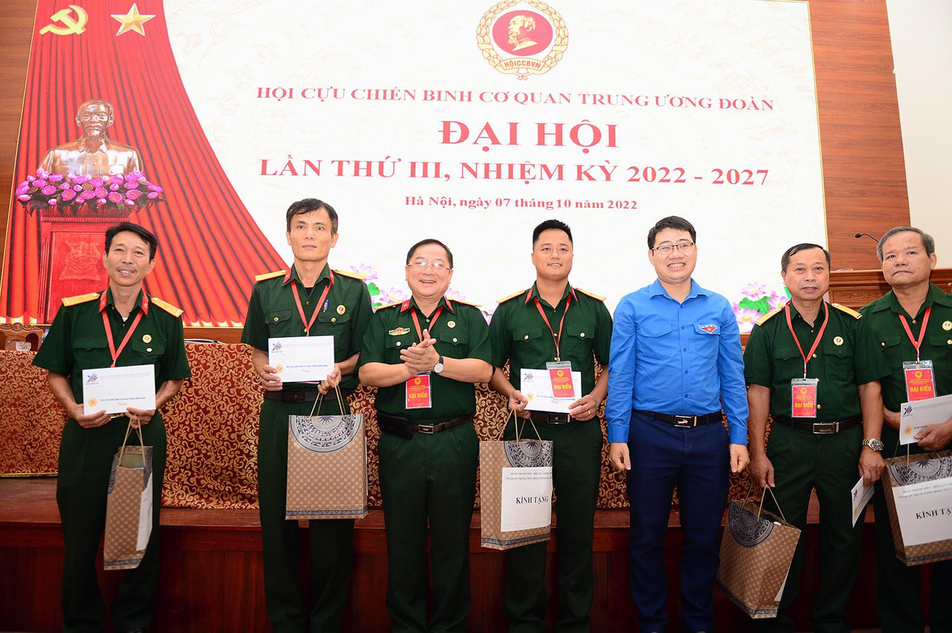 Nhân dịp này, Đoàn Thanh niên Cơ quan T.Ư Đoàn trao tặng phần quà cho các Hội viên có hoàn cảnh khó khăn đang công tác tại Cơ quan T.Ư Đoàn. Nhân dịp này, Đoàn Thanh niên Cơ quan T.Ư Đoàn trao tặng phần quà cho các Hội viên có hoàn cảnh khó khăn đang công tác tại Cơ quan T.Ư Đoàn.