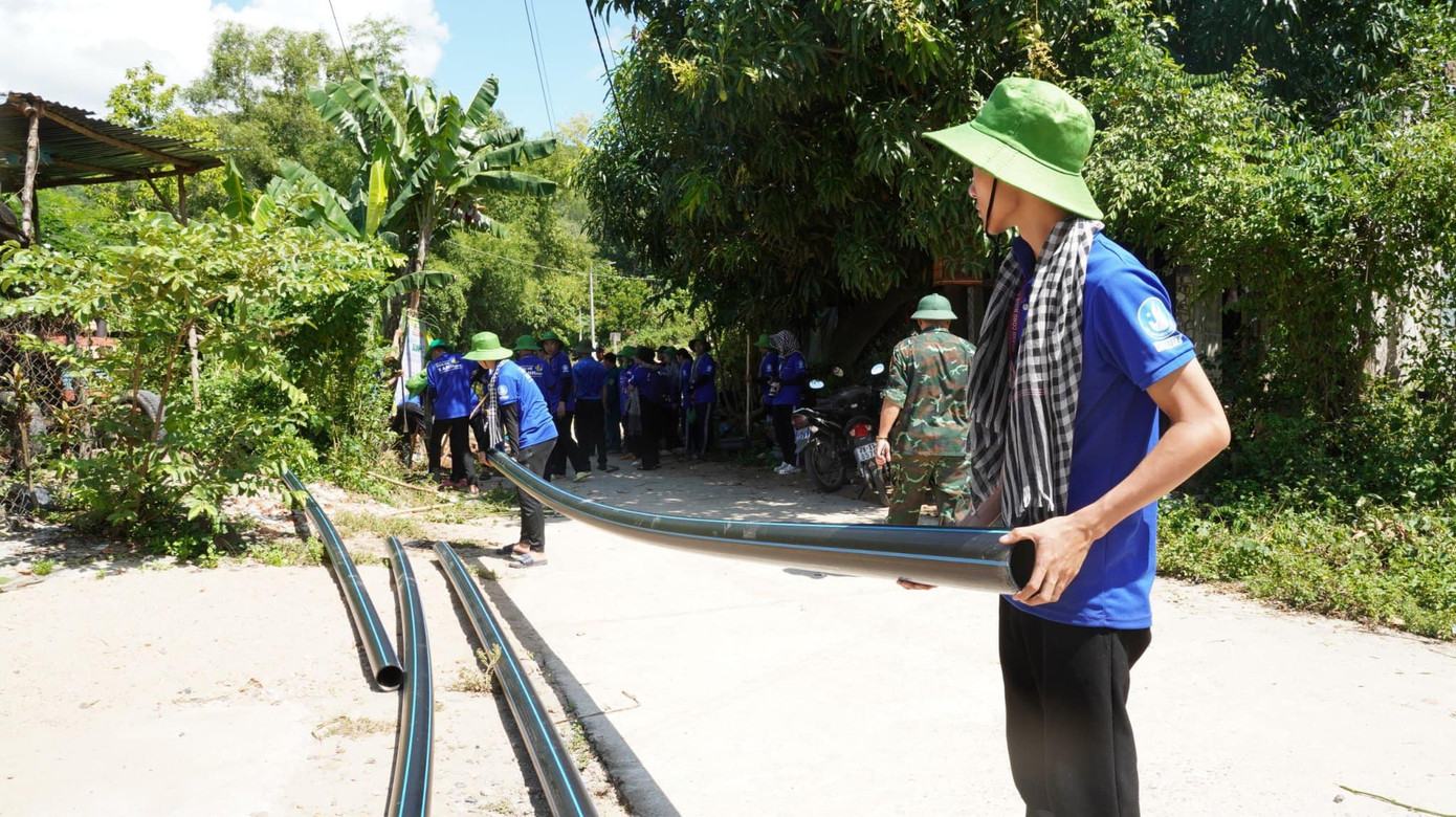 Chị Nguyễn Phạm Duy Trang tham gia hỗ trợ cùng đội sinh viên tình nguyện 'Mùa Hè Xanh' trường ĐH Sư phạm Kỹ thuật TP. Hồ Chí Minh. Chị Nguyễn Phạm Duy Trang tham gia hỗ trợ cùng đội sinh viên tình nguyện 'Mùa Hè Xanh' trường ĐH Sư phạm Kỹ thuật TP. Hồ Chí Minh.