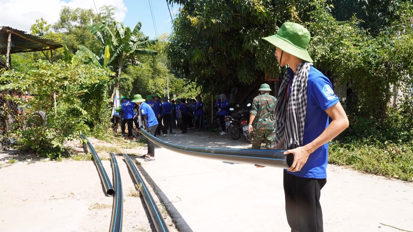 Chị Nguyễn Phạm Duy Trang tham gia hỗ trợ cùng đội sinh viên tình nguyện 'Mùa Hè Xanh' trường ĐH Sư phạm Kỹ thuật TP. Hồ Chí Minh.