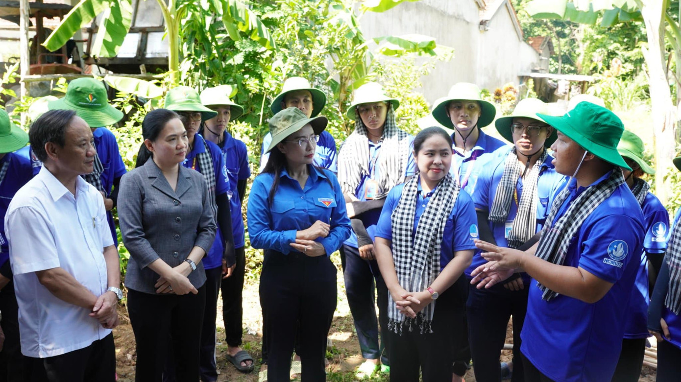 Chị Nguyễn Phạm Duy Trang - Bí thư T.Ư Đoàn, Chủ tịch Hội Đồng đội T.Ư trao đổi với sinh viên tình nguyện. Chị Nguyễn Phạm Duy Trang - Bí thư T.Ư Đoàn, Chủ tịch Hội Đồng đội T.Ư trao đổi với sinh viên tình nguyện.
