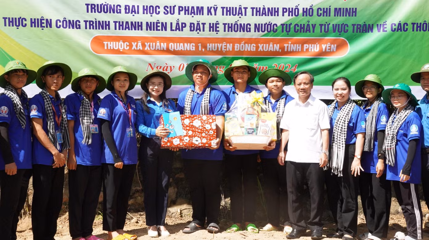 Các vị lãnh đạo thăm, tặng quà động viên các đội hình Sinh viên tình nguyện 'Mùa Hè Xanh'.