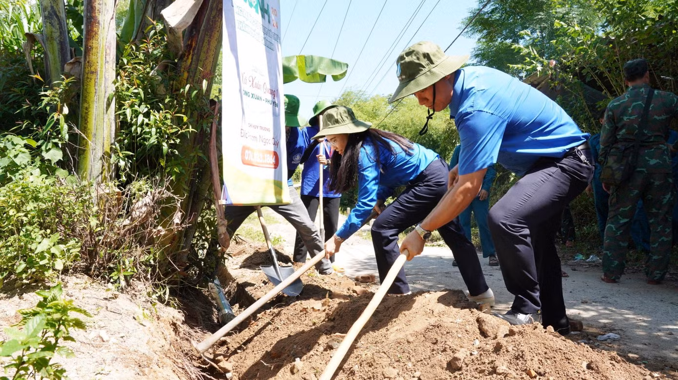 Chị Nguyễn Phạm Duy Trang tham gia hỗ trợ cùng đội sinh viên tình nguyện 'Mùa Hè Xanh' trường ĐH Sư phạm Kỹ thuật TP. Hồ Chí Minh.