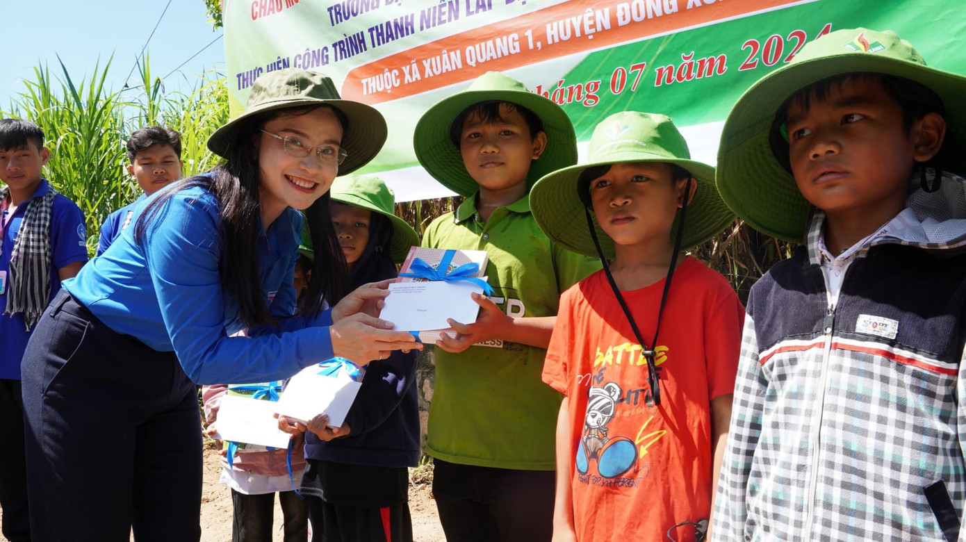 Các vị lãnh đạo thăm, tặng quà động viên các đội hình Sinh viên tình nguyện 'Mùa Hè Xanh'. Các vị lãnh đạo thăm, tặng quà động viên các đội hình Sinh viên tình nguyện 'Mùa Hè Xanh'.