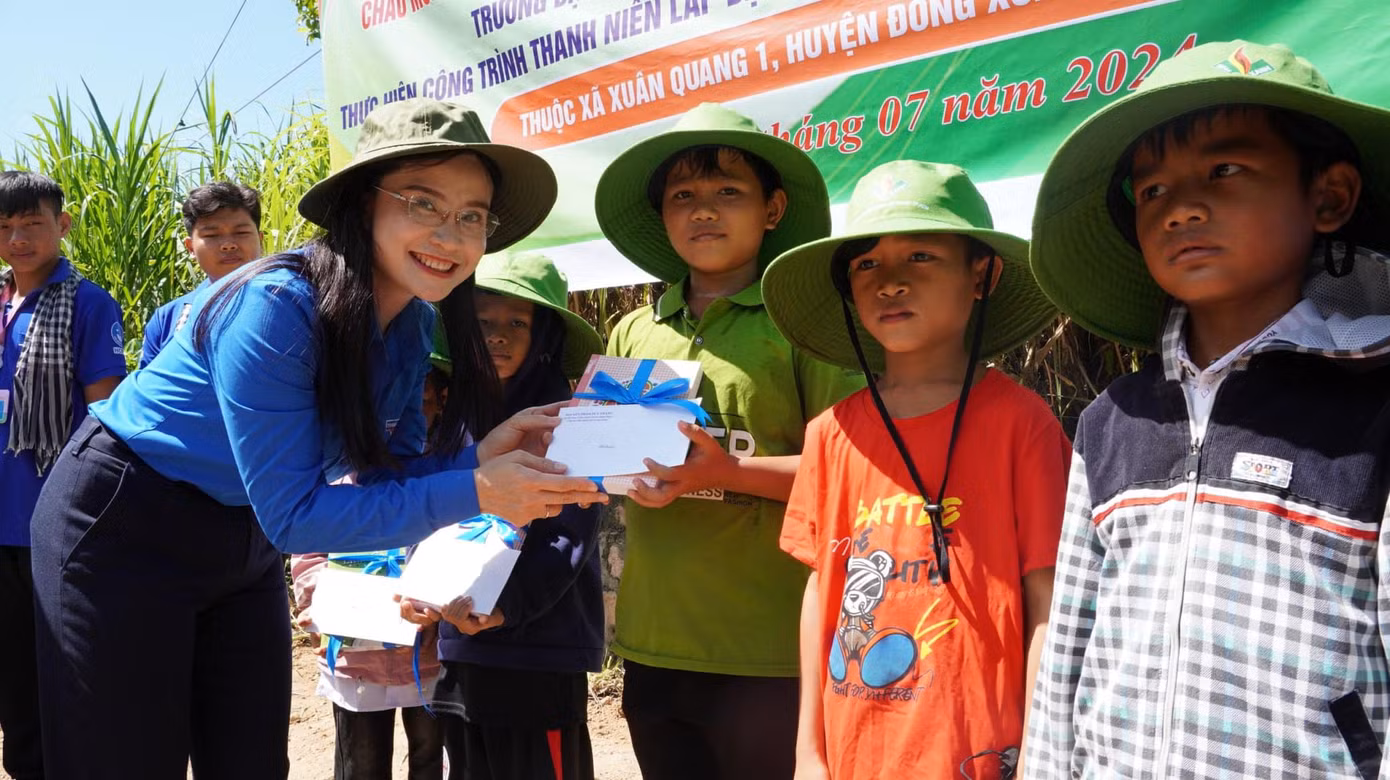 Các vị lãnh đạo thăm, tặng quà động viên các đội hình Sinh viên tình nguyện 'Mùa Hè Xanh'.