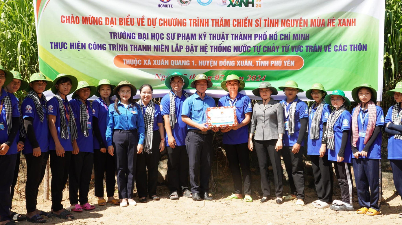 Các vị lãnh đạo thăm, tặng quà động viên các đội hình Sinh viên tình nguyện 'Mùa Hè Xanh'. Các vị lãnh đạo thăm, tặng quà động viên các đội hình Sinh viên tình nguyện 'Mùa Hè Xanh'.