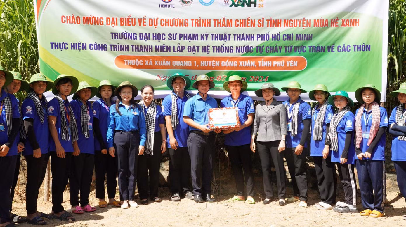 Các vị lãnh đạo thăm, tặng quà động viên các đội hình Sinh viên tình nguyện 'Mùa Hè Xanh'.